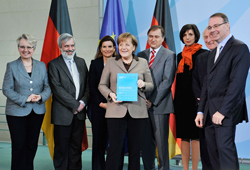 Übergabe des Jahresgutachtens 2011 im Bundeskanzleramt; Foto: Bundesregierung, Steffen Kugler