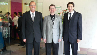 Volker Fleige (Bürgermeister von Menden) zusammen mit Wolfgang Kaiser (links) und Stefan Kaiser (rechts) anlässlich des 60jährigen Firmenjubiläums im Juni 2010
