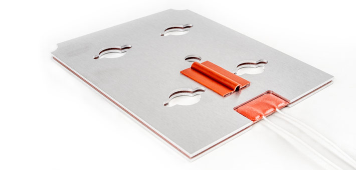 Silikonheizelement-Anbringung mit Anpressplatte mit ausgesparten Anschlussbereichen in den Ecken